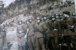 Il secondo da destra è il marò de Cadilhac, all'epoca sottotenente. Foto scattata durante una fase di addestramento nella zona del monte Melogno del plotone mortai da 81 della 15^ Compagnia III/6° 